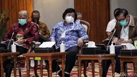 Di kesempatan tersebut, Menteri Lingkungan Hidup dan Kehutanan (LHK) Siti Nurbaya Bakar menjelaskan secara panjang-lebar mengenai izin analisis mengenai dampak lingkungan (amdal) dalam omnibus law UU Cipta Kerja. Penjelasan ini sekaligus menepis anggapan bahwa terjadi kemunduran perlindungan lingkungan dalam aturan tersebut.