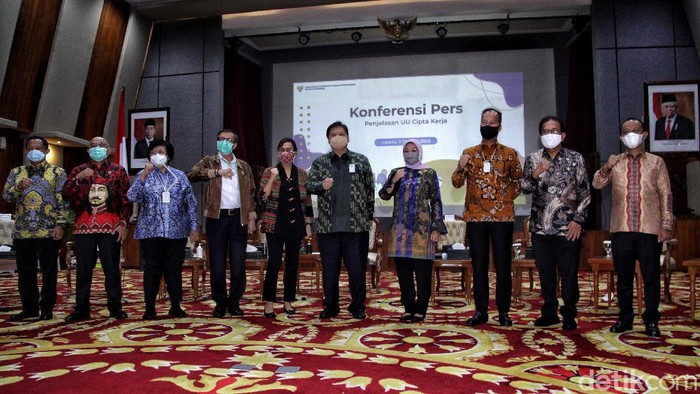 Saat Menteri Jokowi Tanggapi Kontroversi UU Cipta Kerja 10 menteri dari Kabinet Indonesia Maju hadiri konferensi pers terkait kontroversi UU Cipta Kerja. Para menteri Jokowi itu pun bahas poin-poin yang ada di UU itu