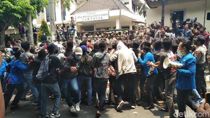 Anggota Dewan Lamongan Salah Sebut Uu Cipta Kerja Saat Didemo Mahasiswa