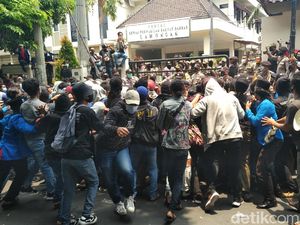 Anggota Dewan Lamongan Salah Sebut UU Cipta Kerja Saat Didemo Mahasiswa