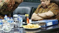 Ini momen kuliner SBY lainnya saat di ruang kerja. Tersedia sepiring gorengan lengkap dengan saus cabai dan kecap. Foto: Instagram @susilobambangyudhoyonoalbum