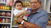 Berbeda dengan momen yang satu ini, di mana SBY bersama dengan sang cucu tengah berbelanja di sebuah mini market.  Foto: Instagram @susilobambangyudhoyonoalbum