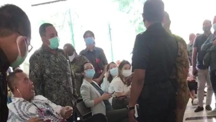 Screenshot video Pengacara Hadi Pranoto (memakai kemeja putih) Ditegur Pegawai PN Jakbar
