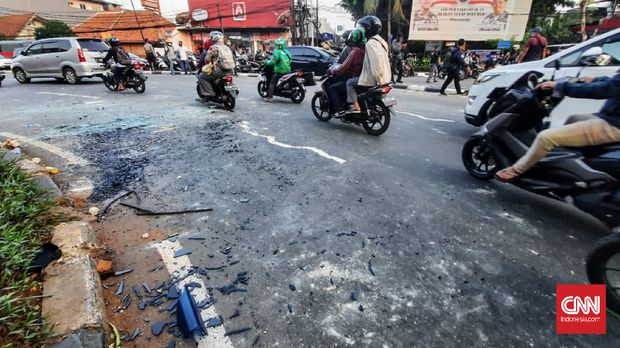 Sejumlah orang ditangkap saat akan mengikuti demo di Gedung DPR, Rabu (7/10). CNN Indonesia/tohirin