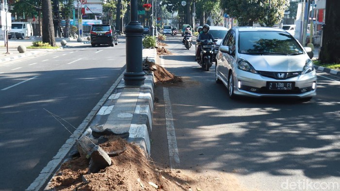 Sejumlah pot bunga di Jalan Dago rusak oleh tangan jahil demonstran