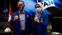 Mewakili Zulkifli Hasan, bendera kepemimpinan DPW PAN Jabar, diserahkan langsung oleh Sekjen PAN Eddy Soeparno kepada Desy Ratnasari.