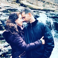 Shai lebih dulu bertemu dengan Lea melalui aplikasi kencan dan Krissy lima bulan setelahnya. Selain Lea dan Krissy, Shai juga sempat menjalin hubungan dengan wanita lain namun tak ada yang bertahan lama, begitu pula dua kekasihnya. Foto: Instagram @shai_the_poly_guy, @lea_aella