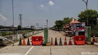 Di area masuk Taman Kalijodo pun tampak ditutup dengan barrier hingga traffic cone.