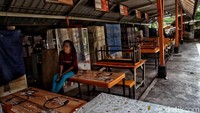 Pusat kuliner yang berada di kawasan itu pun tampak sepi dari aktivitas penjual maupun pembeli. Deretan kios makanan itu tampak tutup dan tak beroperasi.