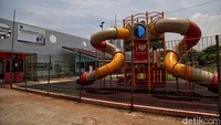Tempat bermain yang kerap didatangi anak-anak di kawasan itu pun tampak sepi.