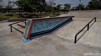 Walaupun masih kerap dirawat, tampak area skatepark di kawasan Taman Kalijodo tak luput dari sasaran aksi vandalisme.