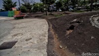 Selain itu, beberapa area skatepark ada yang rusak dan jebol.