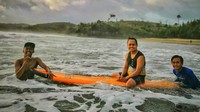 Yang berminat surfing, bisa reservasi online terlebih dahulu di akun surfingserangbeach. Jika kondisi cuaca dan ombak aman, maka peminat akan dikabari mereka bisa datang ke Pantai Serang. Jika ombak terlalu besar dan berbahaya, tentu pesanan tidak dilayani. Tapi jika keesokan hari kondisi ombak aman, pemesan akan diberi tahu. (Erliana Riady/detikcom)