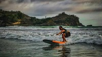 Pantai Serang merupakan salah satu pantai di Blitar yang paling ramai dikunjungi oleh wisatawan. Lokasinya berada di Desa Serang, Kecamatan Panggungrejo, Kabupaten Blitar. Pantai ini memiliki garis pantai yang sangat luas dan cukup landai dengan ombak laut yang tidak begitu besar, sehingga cocok untuk bermain air. (Erliana Riady/detikcom)