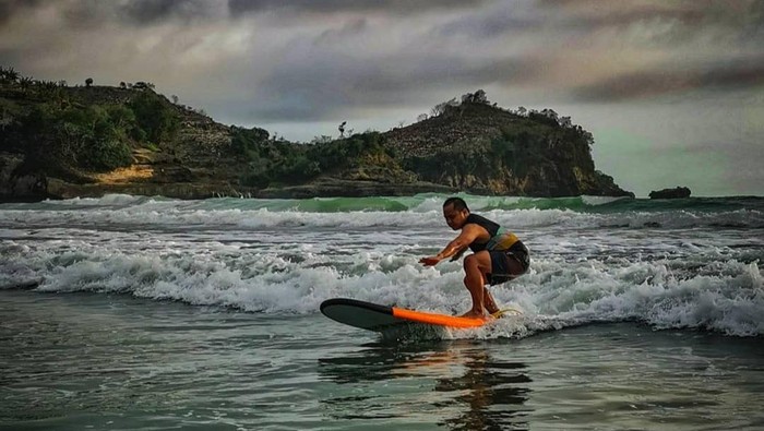 Surfing di Pantai Seran Blitar Surfing di Pantai Seran Blitar