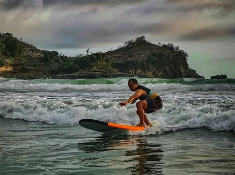 Surfing di Pantai Seran Blitar