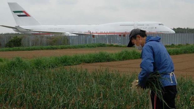 Petani yang tinggal di sawah tengah Bandara Narita.