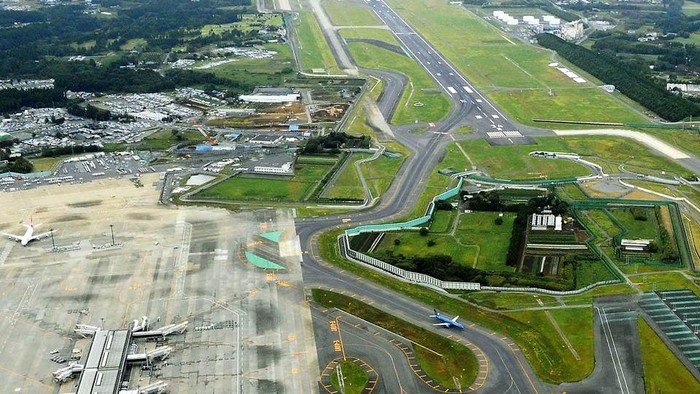 Petani yang tinggal di sawah tengah Bandara Narita.