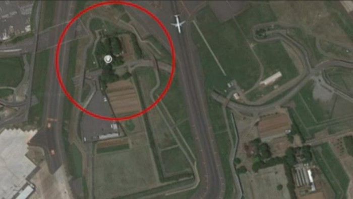 Takao Shito Petani yang tinggal di sawah tengah Bandara Narita.