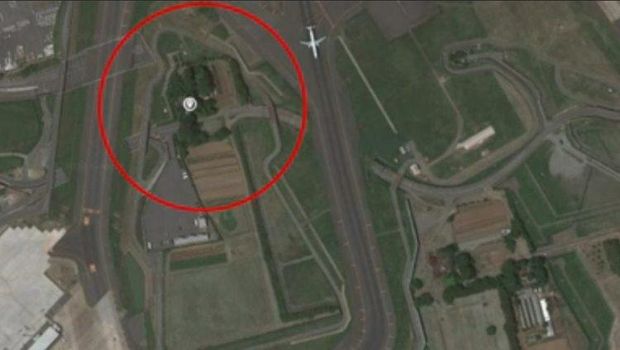 Petani yang tinggal di sawah tengah Bandara Narita.