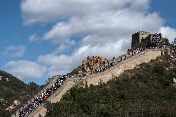 Badaling juga terdapat fasilitas pendukung, seperti kereta gantung dan wahana permainan lainnya yang mengitari area Tembok Besar China. Kevin Frayer/Getty Images Badaling juga terdapat fasilitas pendukung, seperti kereta gantung dan wahana permainan lainnya yang mengitari area Tembok Besar China. Kevin Frayer/Getty Images