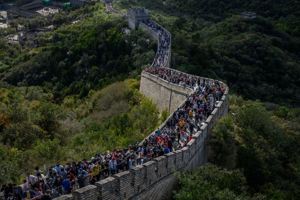 Tembok Besar China merupakan salah satu objek wisata andalan di Negeri Tirai Bambu. Kawasan yang disebut sebagai salah satu keajaiban dunia ini memiliki panjang mencapai 8.851 kilometer. Kevin Frayer/Getty Images Tembok Besar China merupakan salah satu objek wisata andalan di Negeri Tirai Bambu. Kawasan yang disebut sebagai salah satu keajaiban dunia ini memiliki panjang mencapai 8.851 kilometer. Kevin Frayer/Getty Images