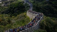 Destinasi tembok besar China juga padat wisatawan. 