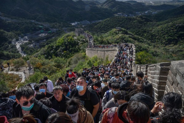 Akan tetapi dengan adanya pembatasan perjalanan, pariwisata domestik pun melonjak. Salah satu destinasi yang dikunjungi adalah Tembok Besar China. Kevin Frayer/Getty Images Akan tetapi dengan adanya pembatasan perjalanan, pariwisata domestik pun melonjak. Salah satu destinasi yang dikunjungi adalah Tembok Besar China. Kevin Frayer/Getty Images