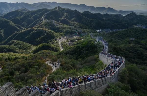 Pintu masuk Great Wall dari Badaling merupakan sektor yang paling ramai di antara sektor-sektor lainnya. Selain pemandangannya bagus, pintu masuk ini mudah dijangkau dengan berbagai moda transportasi publik, termasuk kereta api, dari pusat Kota Beijing. Kevin Frayer/Getty Images Pintu masuk Great Wall dari Badaling merupakan sektor yang paling ramai di antara sektor-sektor lainnya. Selain pemandangannya bagus, pintu masuk ini mudah dijangkau dengan berbagai moda transportasi publik, termasuk kereta api, dari pusat Kota Beijing. Kevin Frayer/Getty Images