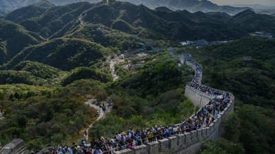 Tembok Besar China Penuh Wisatawan Saat Libur Nasional