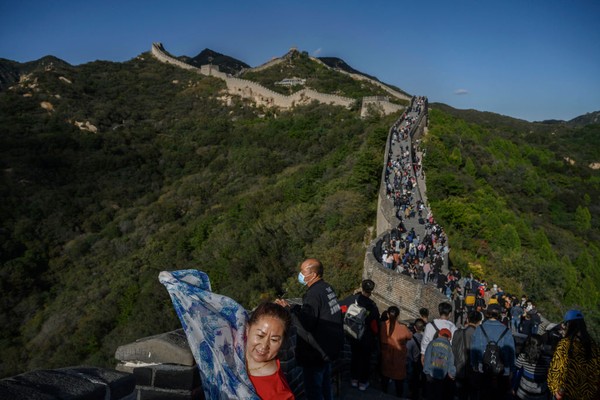 Warga China kini tengah menikmati musim liburan yang disebut Golden Week selama periode liburan delapan hari. Kevin Frayer/Getty Images Warga China kini tengah menikmati musim liburan yang disebut Golden Week selama periode liburan delapan hari. Kevin Frayer/Getty Images