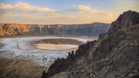 Kawah Al Wahbah. Destinasi ini memiliki lebar empat kilometer dan kedalaman 250 meter. Ini merupakan salah satu keajaiban alam di Arab Saudi.