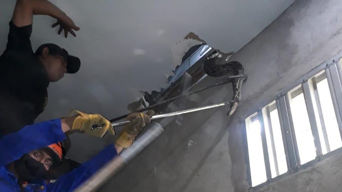Tim Damkar Makassar saat mengevakuasi ular sanca 4 meter dari plafon rumah warga