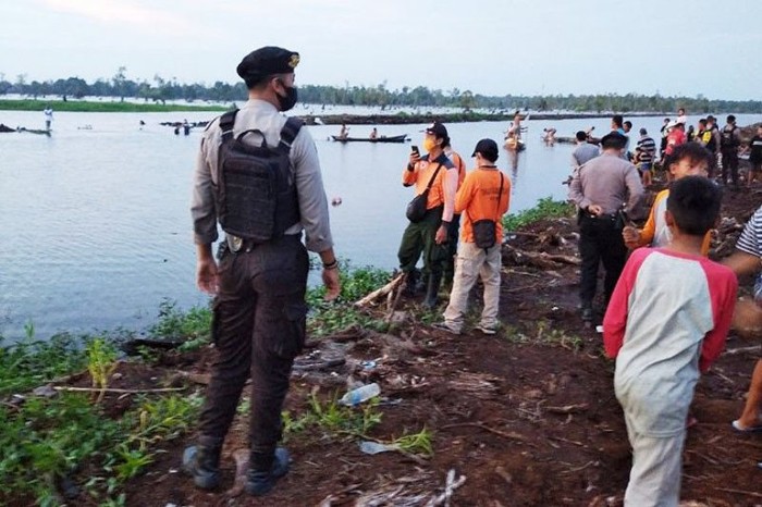 Tim gabungan bersama warga melakukan pencarian seorang bocah yang diduga tengelam di Kanal Sungai Kahayan yang berada di Jalan Mendawai Ujung Palangka Raya, Selasa (6/10) (ANTARA/HO)