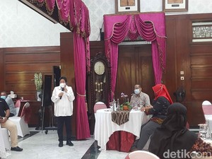 Risma Pamer Surabaya Zona Kuning di Depan Mensos, Peta COVID-19 Masih Oranye