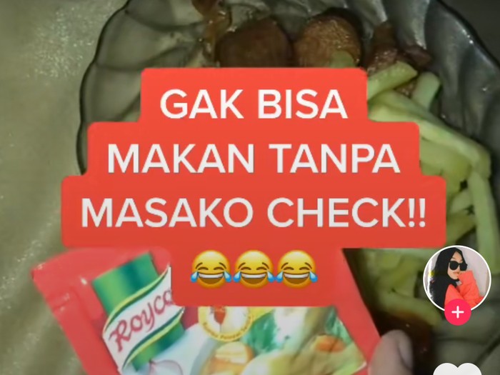 Wanita Ini Pamer Selalu Makan Pakai Taburan MSG Wanita Ini Pamer Selalu Makan Pakai Taburan MSG