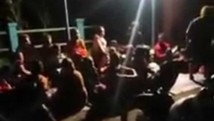 Ratusan warga yang tinggal di sekitar Pantai Sine, Kecamatan Kalidawir, Tulunggagung panik dan beramai-ramai mengungsi ke tempat tinggi lantaran takut terjadi tsunami.