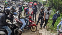 Puluhan motor terjebak saat polisi memblokir Jalan Daan Mogot Tangerang, dimana massa buruh akan melakukan aksi tolak UU Cipta Kerja.