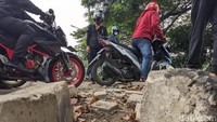 Hal ini terpaksa dilakukan pemotor karena mereka terjebak diantara massa aksi buruh-pelajar dan blokade Polisi.