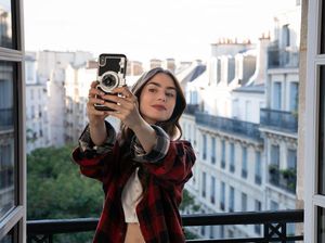 13 Lokasi Syuting Emily in Paris Buat Referensi Travelingmu