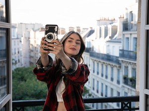 13 Lokasi Syuting Emily in Paris Buat Referensi Travelingmu