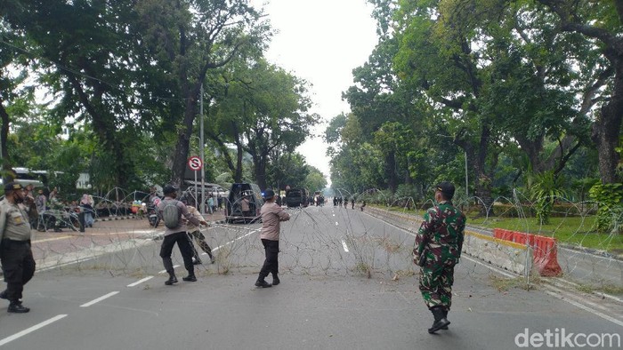 Akses menuju Istana mulai ditutup.