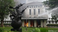 Tak hanya itu, kantor kementerian ESDM yang berada di seberangnya pun tak luput dari sasaran amuk massa. Sebuah bom molotov dilemparkan ke dalam dan menyebabkan sebuah kebakaran kecil di salah satu sisinya. Foto: Grandyos Zafna
