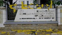 Papan nama di Gedung Kementerian Energy dan Sumber daya Mineral juga tidak luput dari kerusakan