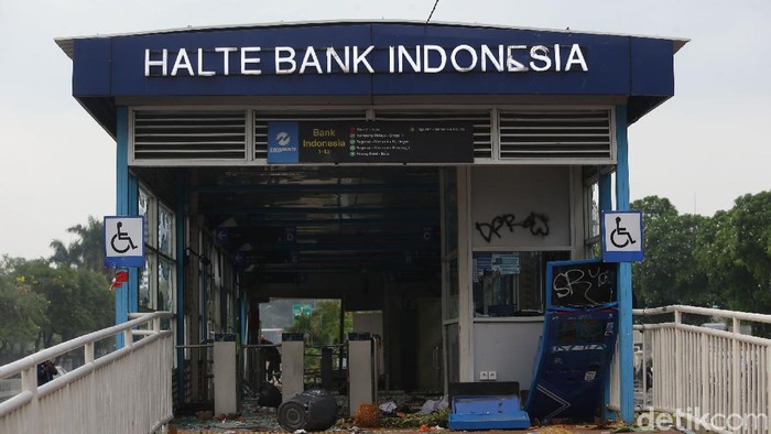 Aksi unjuk rasa dikawasan patung kuda Jalan Merdeka Selatan berahir ricuh beberapa fasilitas umun sperti halte TransJakarta di rusak massa.
