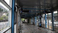 Begini kondisi halte Transjakarta Gedung BI rusak parah hampir semua kaca halte pecah.
