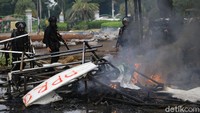Polisi yang berada di Jalan Medan Merdeka Barat terus memukul mundur massa dengan menembakkan gas air mata.