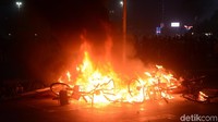 Sejumlah massa yang berunjuk rasa melakukan aksi bakar di depan pusat perbelanjaan yang ada di kawasan Bundaran HI.