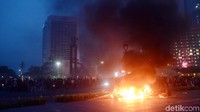 Beberapa massa masih terlihat di lokasi.