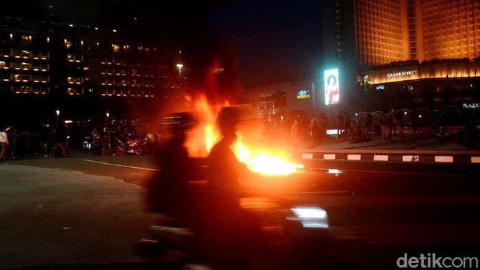 Aksi Bakar di Bundaran HI Suasana aksi pembakaran yang dilakukan oleh sekelompok massa dalam aksi unjuk rasa yang digellar di sekitar kawasan bundaran HI Jalan MH Thamrin, Jakarta Pusat